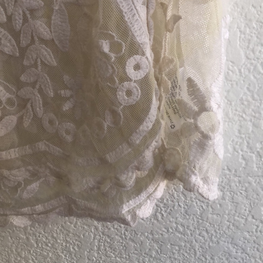 Beautiful lace top - Picture 3 of 4